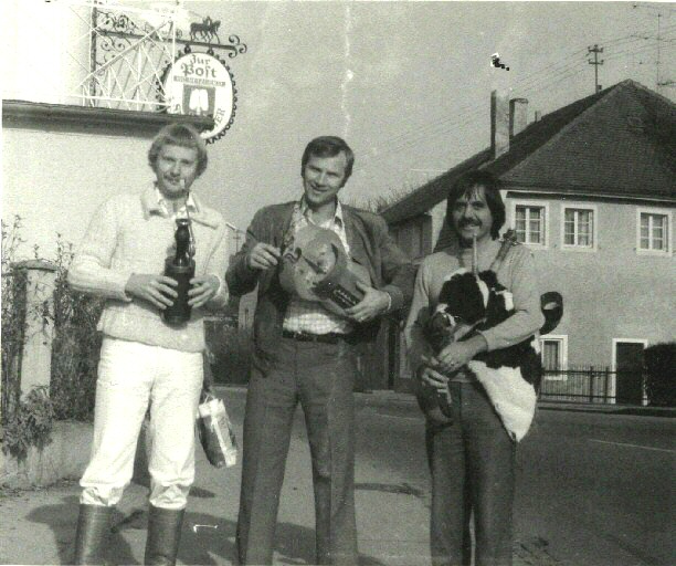 Altpfeifer vor der Post